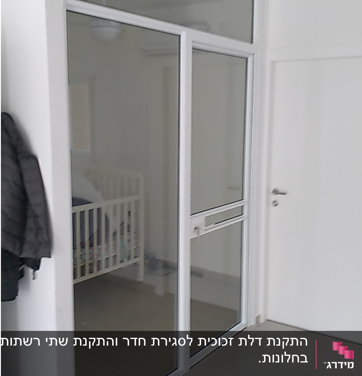 דלת אלומיניום עם זכוכית בחדר פנימי